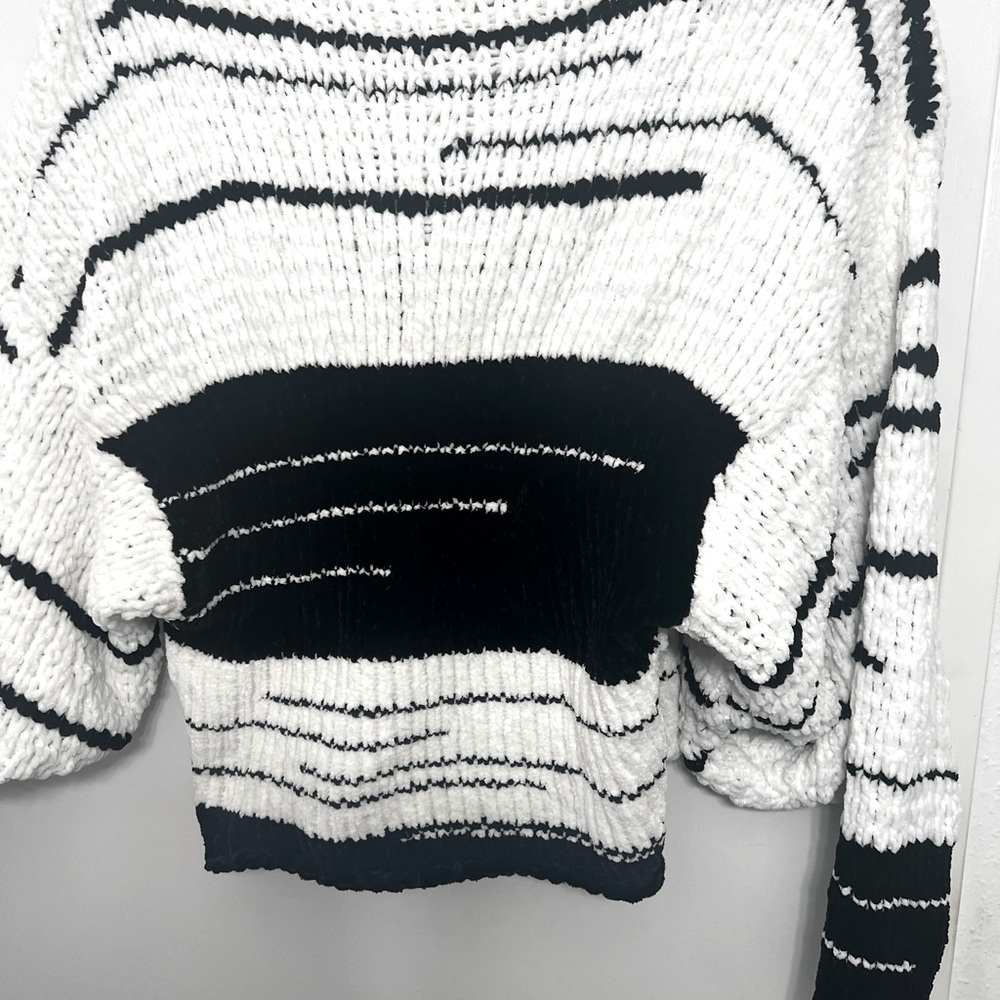 Hand made sweater, one of a kind, soft, sexy and very feminine ❤️